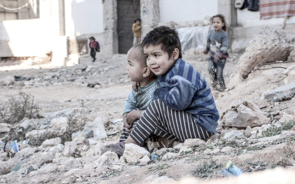 Aleppo, Syrien: zwei kleine Jungs in den Trümmern der zerstörten Stadt