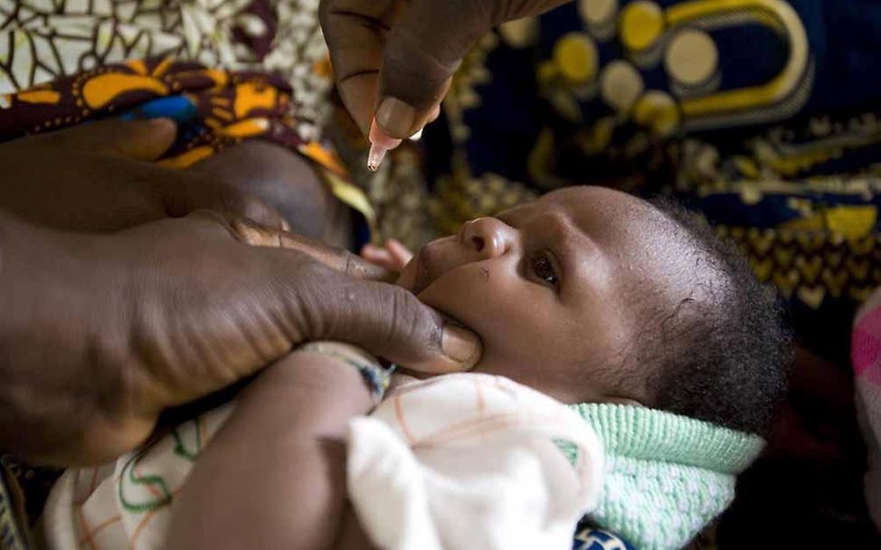 Benin: Ein Baby wird gegen Polio geimpft