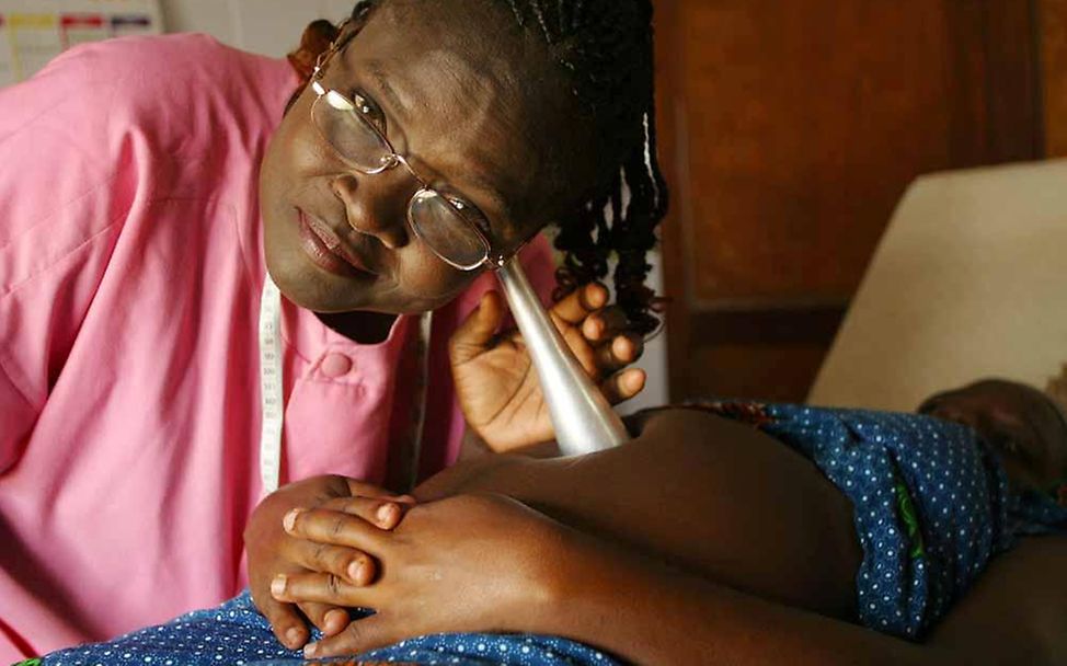 Benin: Hebamme untersucht schwangere Frau