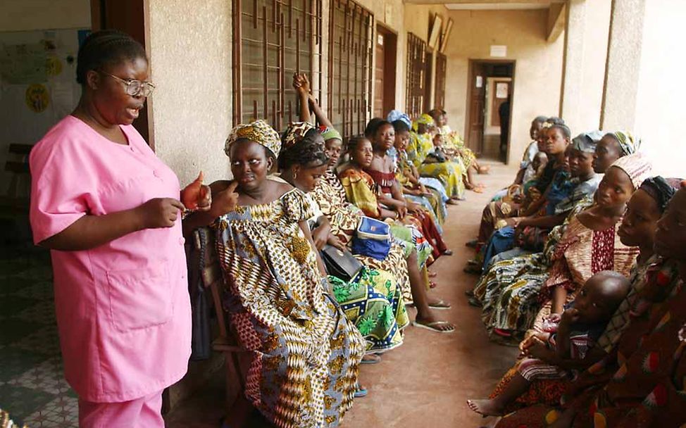 Benin: Aufklärung über Kinderkrankheiten in einer Gesundheitsstation