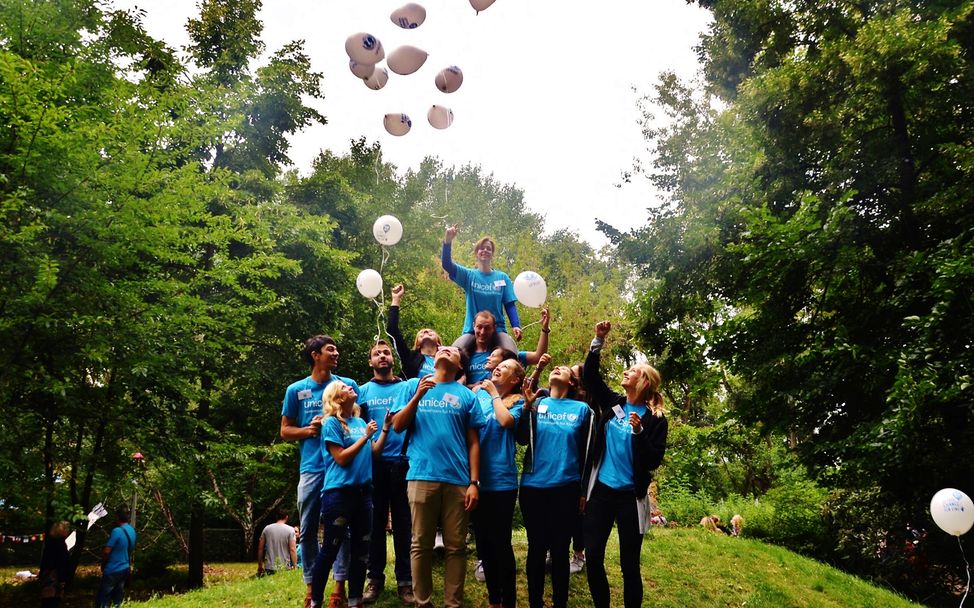 Aktionsteam Kinderrecht Aufsteigende Luftballons©UNICEF