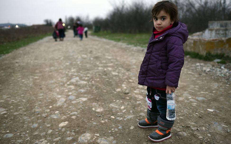 Mädchen in der Nähe der griechisch-mazedonischen Grenze