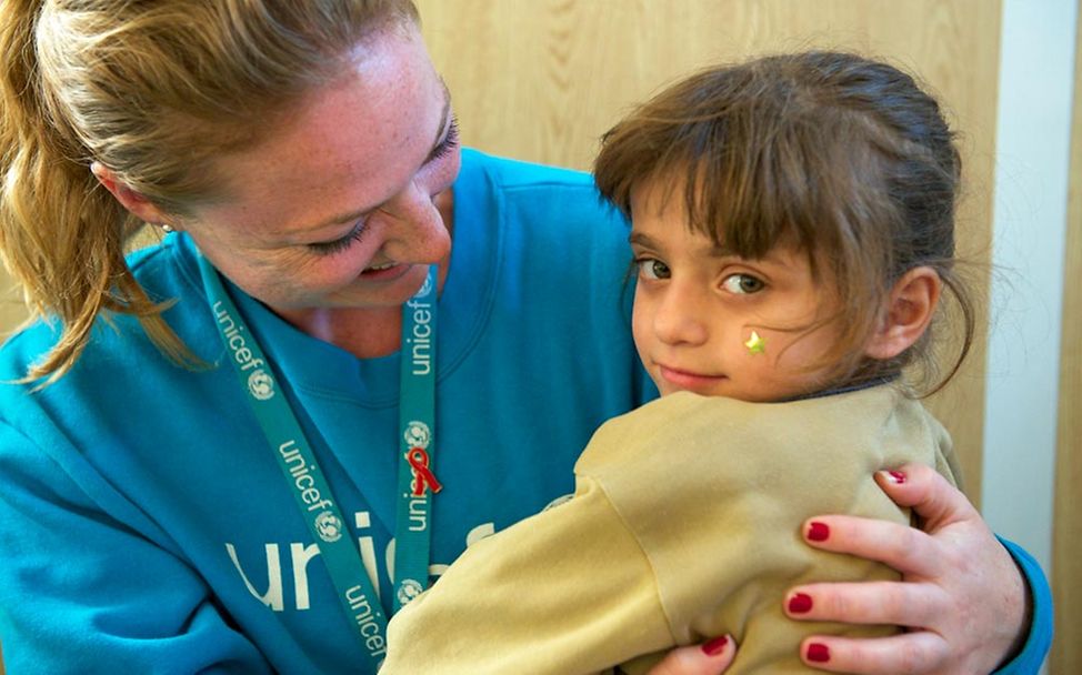 Za'atari: Safa auf dem Arm einer UNICEF-Helferin.