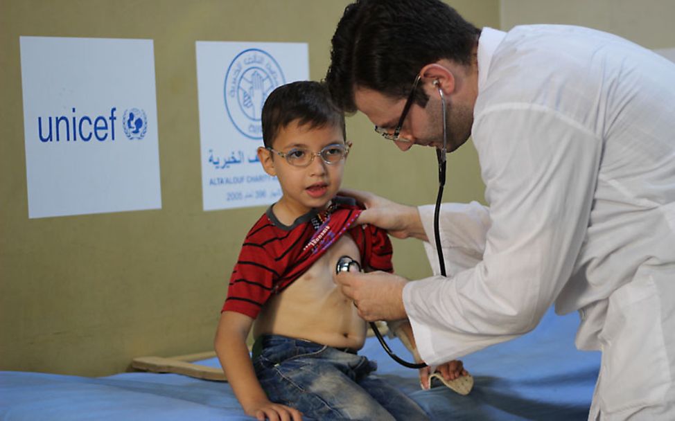 Aleppo: Zuhair wird in einer UNICEF unterstützten Klinik untersucht