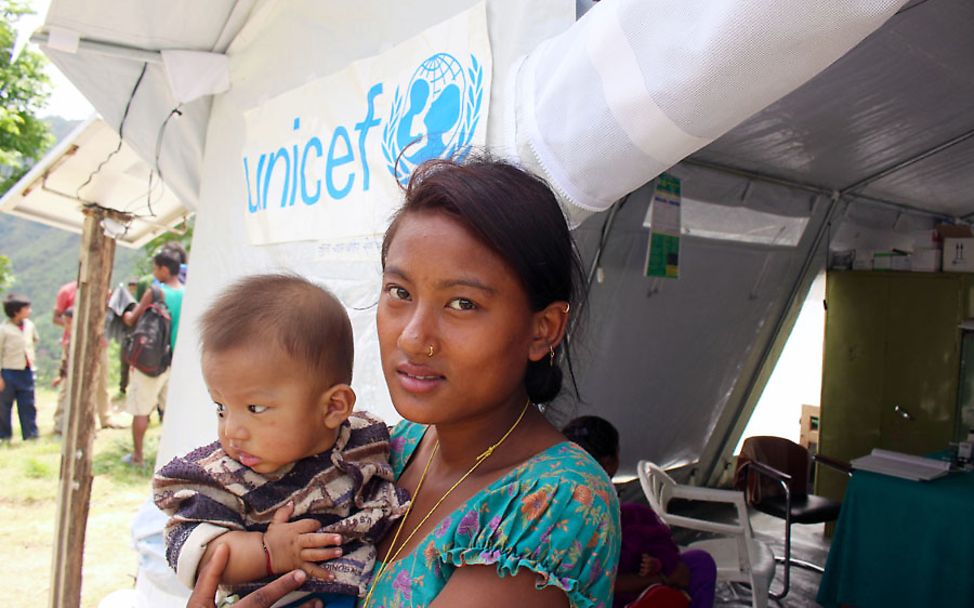Nepal: Eine junge Frau hält ihr Baby