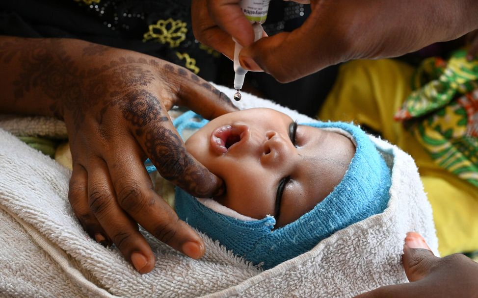Kind erhält Schluckimpfung gegen Polio