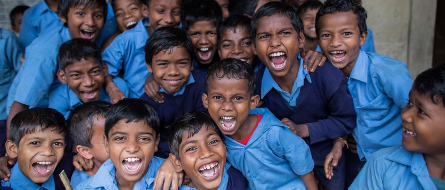 Mit einer UNICEF-Patenschaft unterstützen Sie Kinder regelmäßig - so wie diese Schuljungen in Indien.