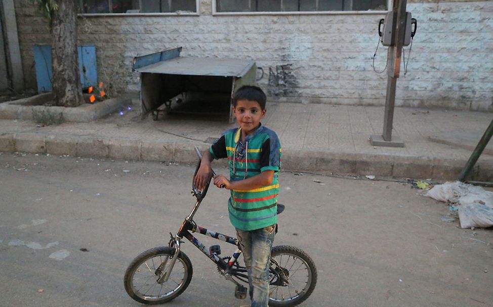 Hilfsgüter erreichen Syrien: Viele Kinder wie dieser Junge kommen und schauen