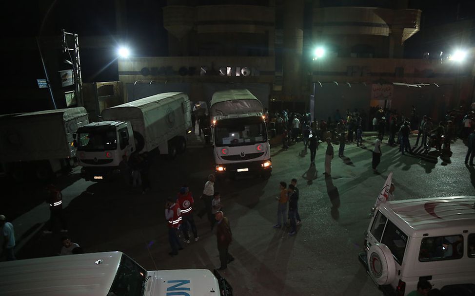 Hilfsgüter erreichen Syrien: Nachts erreichen die Trucks Madaja