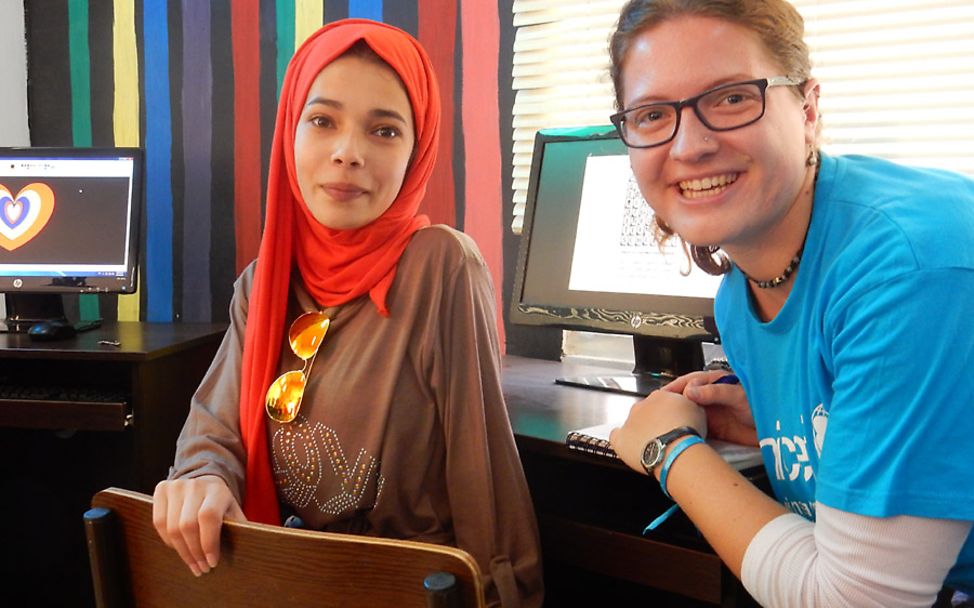Projektreise Jordanien: Ayan präsentiert das Kreuzworträtsel, das sie programmiert hat 