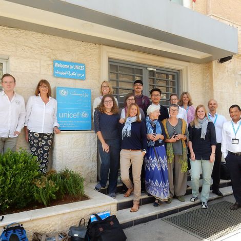 Projektreise Jordanien: Ehrenamtliche vor dem UNICEF Büro in Amman