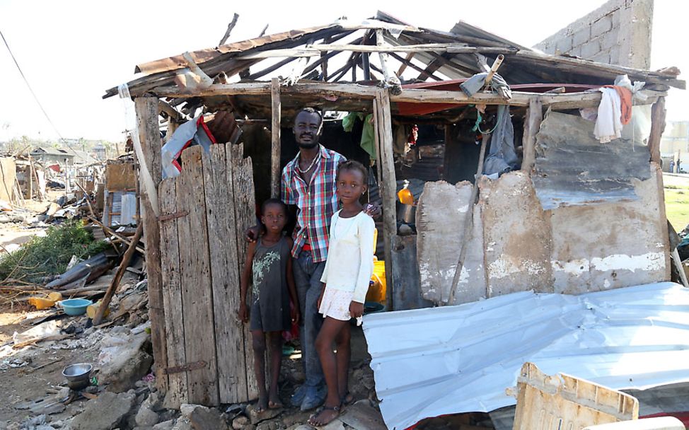 Das Haus ist zerstört: Ein Vater lebt mit seinen beiden Kindern im Süden Haitis.
