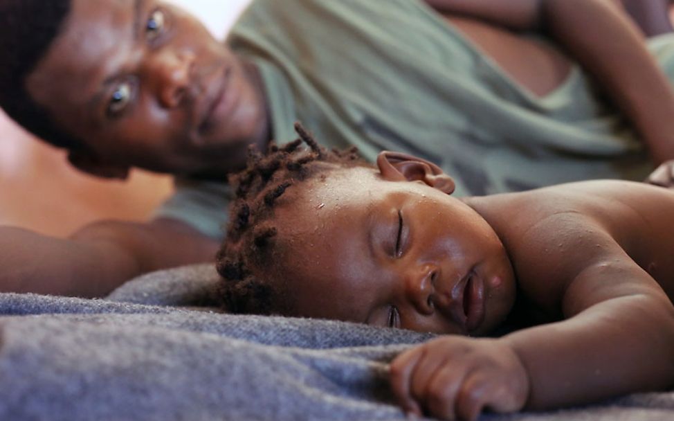 Hurrikan Matthew: Dieser Vater liegt in einer Notunterkunft neben seinem schlafendem Baby.
