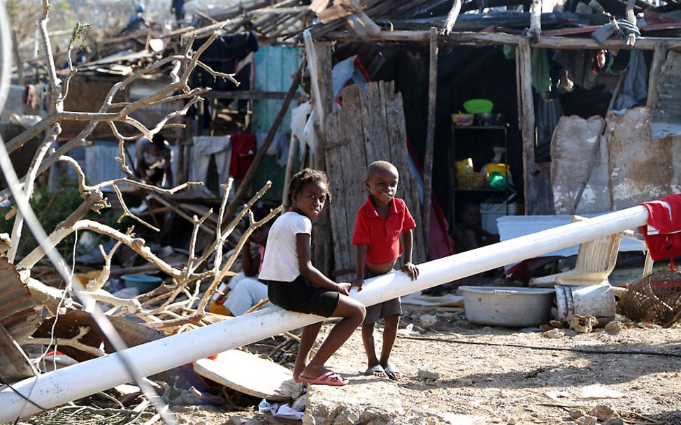 Hurrikan Matthew: Zwei Kinder auf einer umgestürzten Straßenlaterne