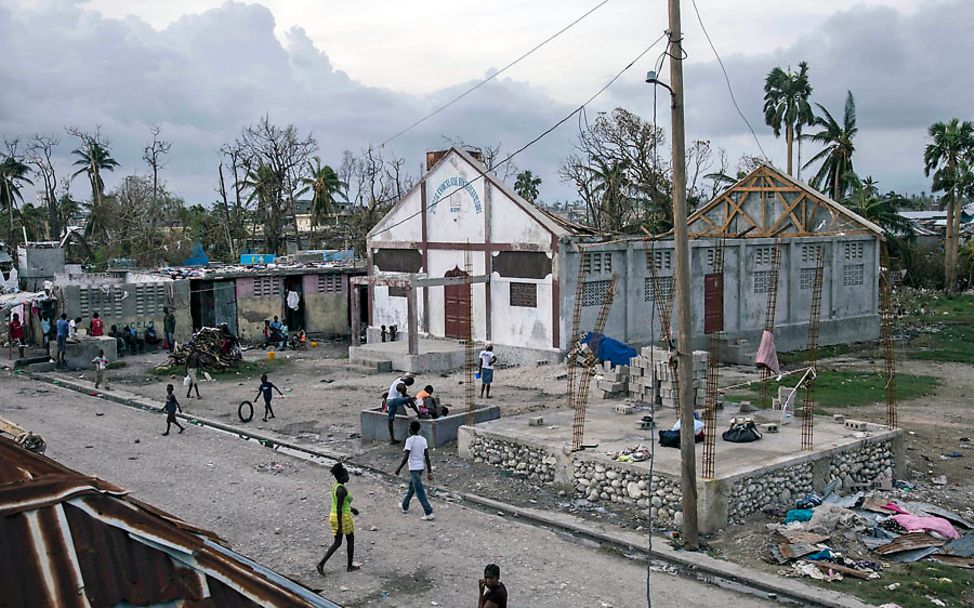 Hurrikan Matthew: Menschen suchen inmitten der Trümmer nach Brauchbaren für den Wiederaufbau