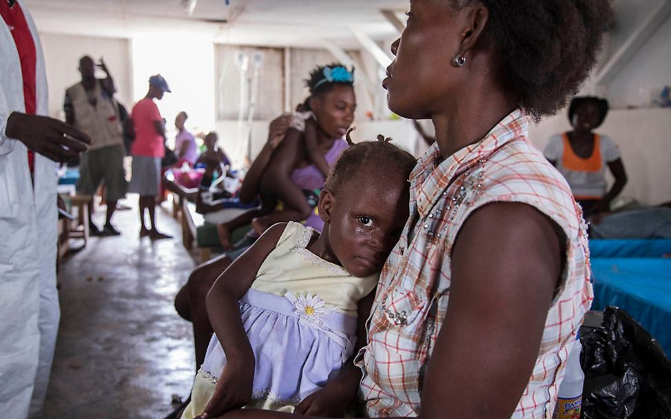 Hurrikan Matthew: Eine Mutter und ihr mangelernährtes Kind im Krankenhaus