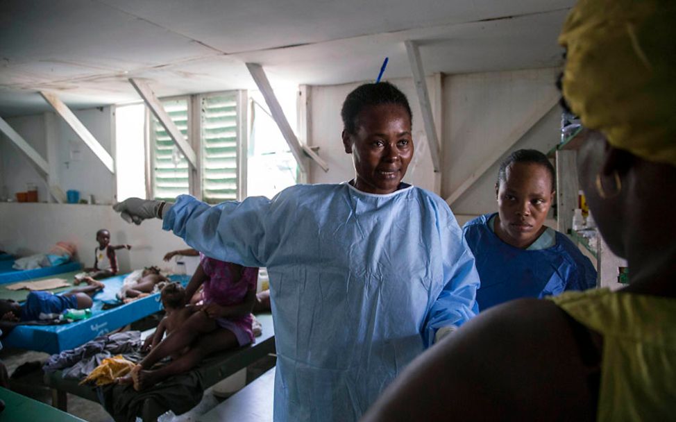 Hurrikan Matthew: Eine Ärztin in Haiti zeigt auf zu behandelnde Kinder.