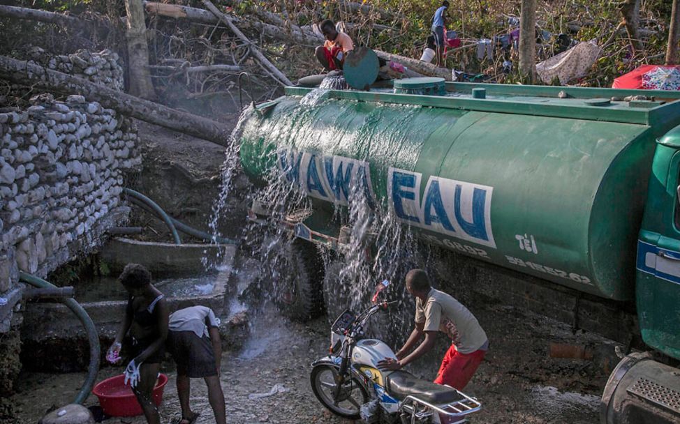 Hurrikan Matthew: Ein LKW liefert einen Tank mit Trinkwasser
