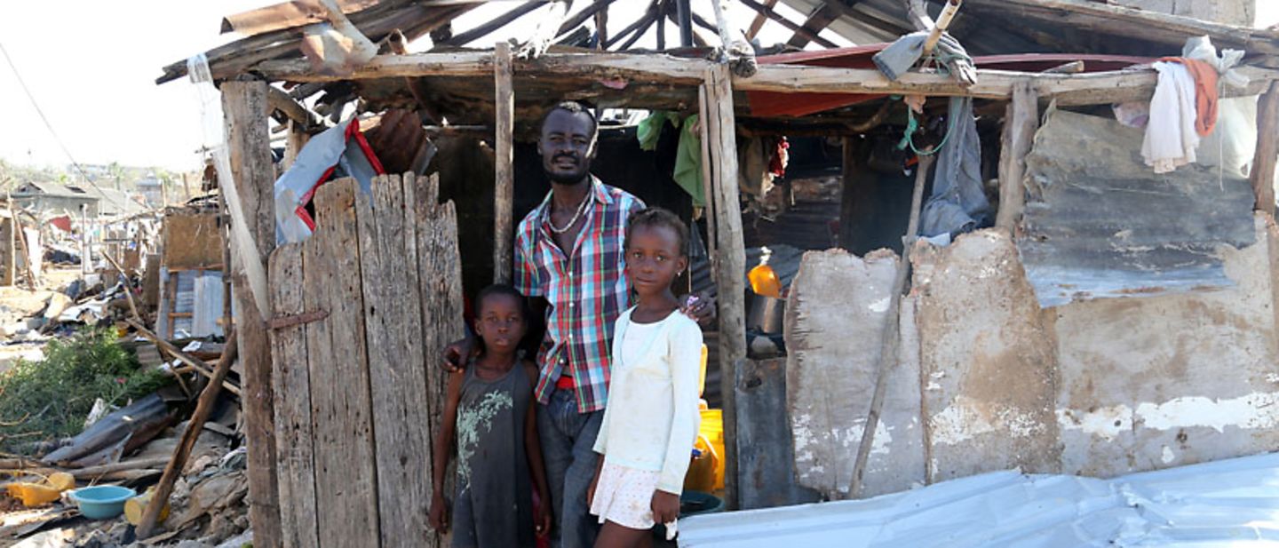 Hurrikan Matthew: Ein Vater und seine zwei Kinder stehen vor ihrem zerstörten Haus