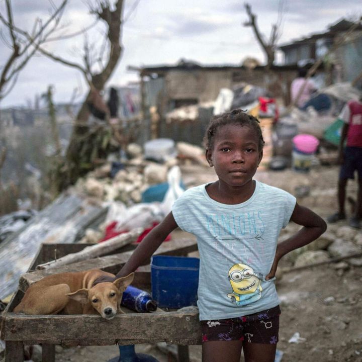 Hurrikan Matthew in Haiti: Mädchen vor zerstörten Häusern 