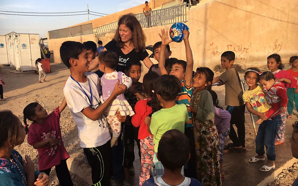 Irak: Kinder spielen mit einem Ball