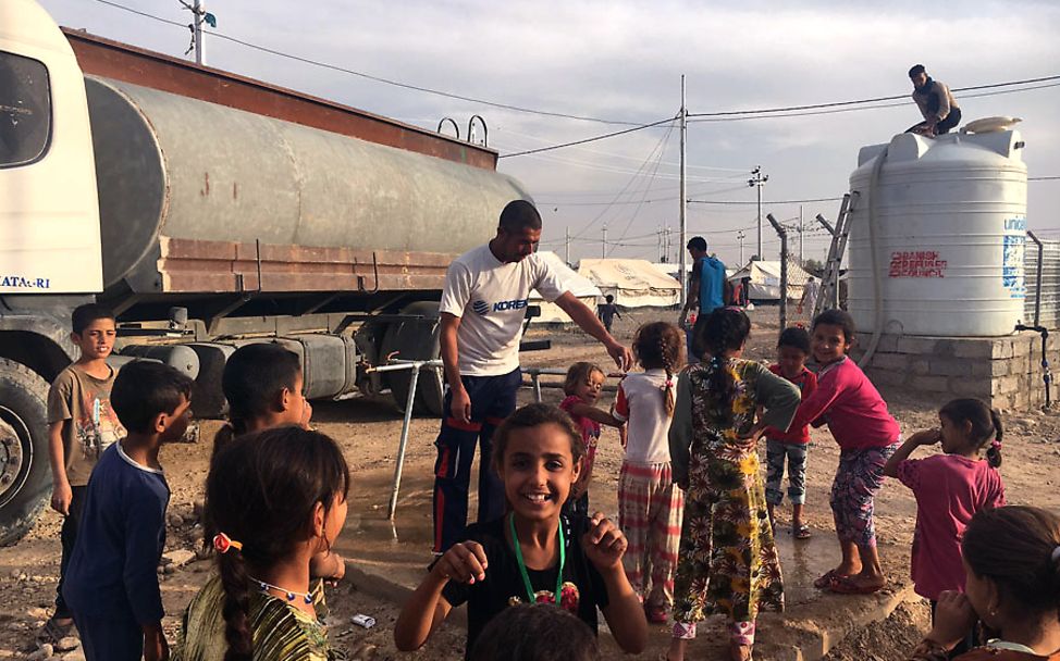 Irak: Kinder freuen sich über die UNICEF-Wasserlieferung