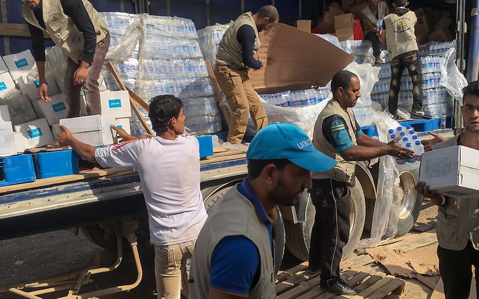 UNICEF und Partner liefern Trinkwasser und Hygieneartikel nach Al Houd, südlich von Mossul.