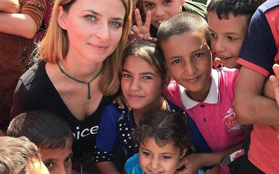Irakreise: Eva Padberg mit Kindern und neuer Kette