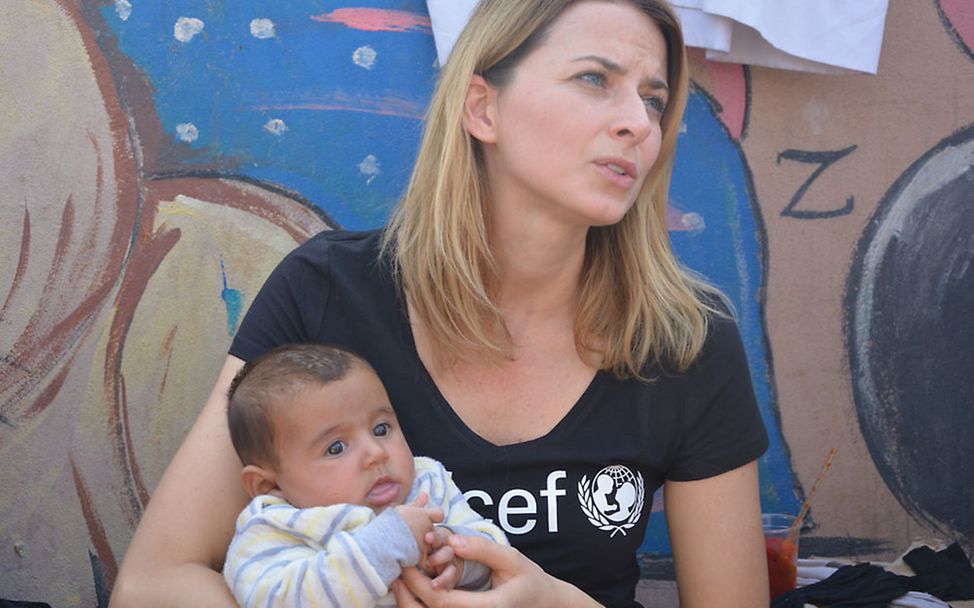 Irakreise: Eva Padberg mit einem Baby im Arm