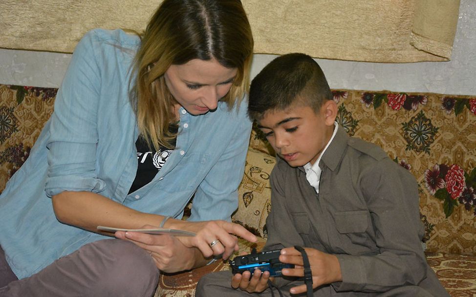 Irakreise: Murad zeigt UNICEF-Botschafterin Eva Padberg seine Bilder