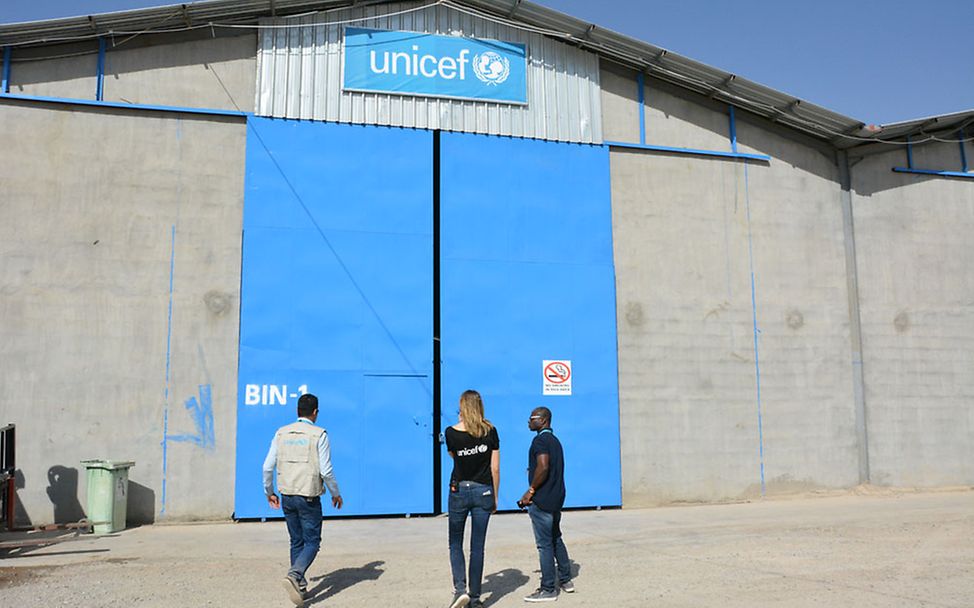 Irakreise: Eva Padberg vor dem UNICEF Warenlager