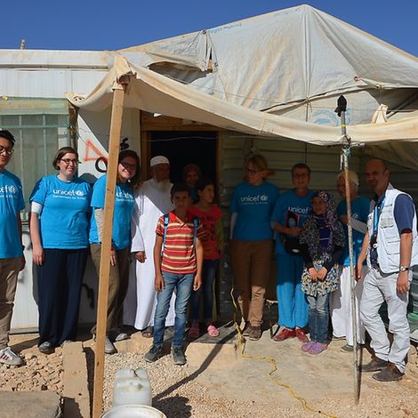  vor dem Wohncontainer der Familie von Suleiman Horani (c) UNICEF DT/2016/Hai Ha Tran