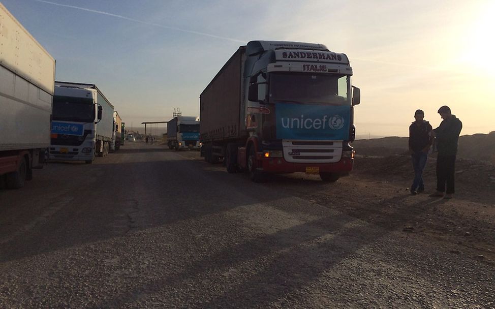 Irak: Ein Hilfskonvoi mit acht LKWs ist auf dem Weg nach Mossul, um 15.000 Menschen mit wichtigen Hilfsgütern zu versorgen. 