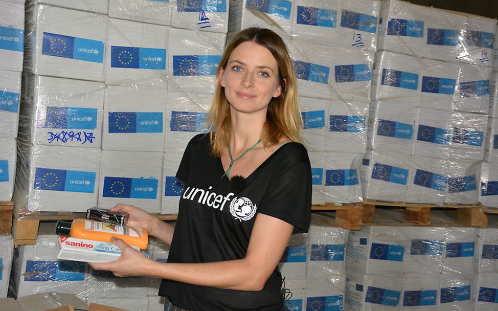 Irakreise: Eva Padberg im UNICEF Warenlager