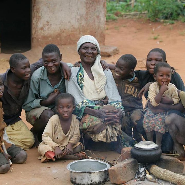 Malawi: Aids-Waisenkinder mit Großmutter
