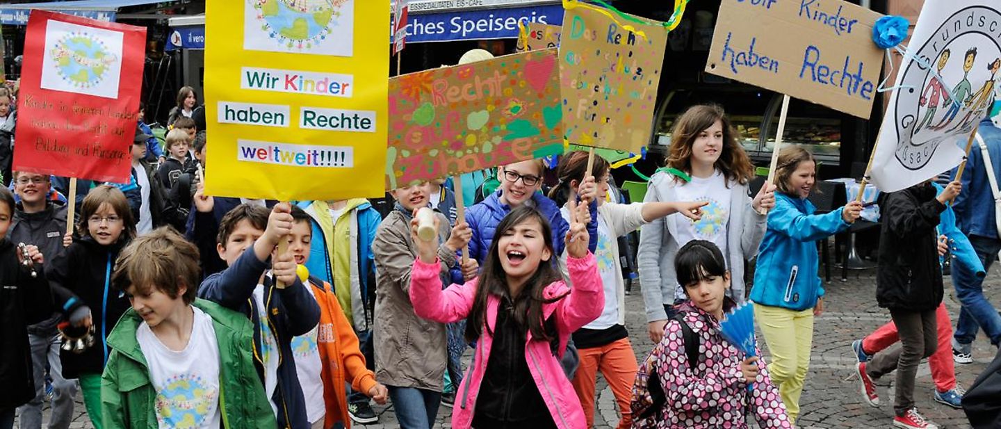 Kinder demonstrieren für ihre Rechte