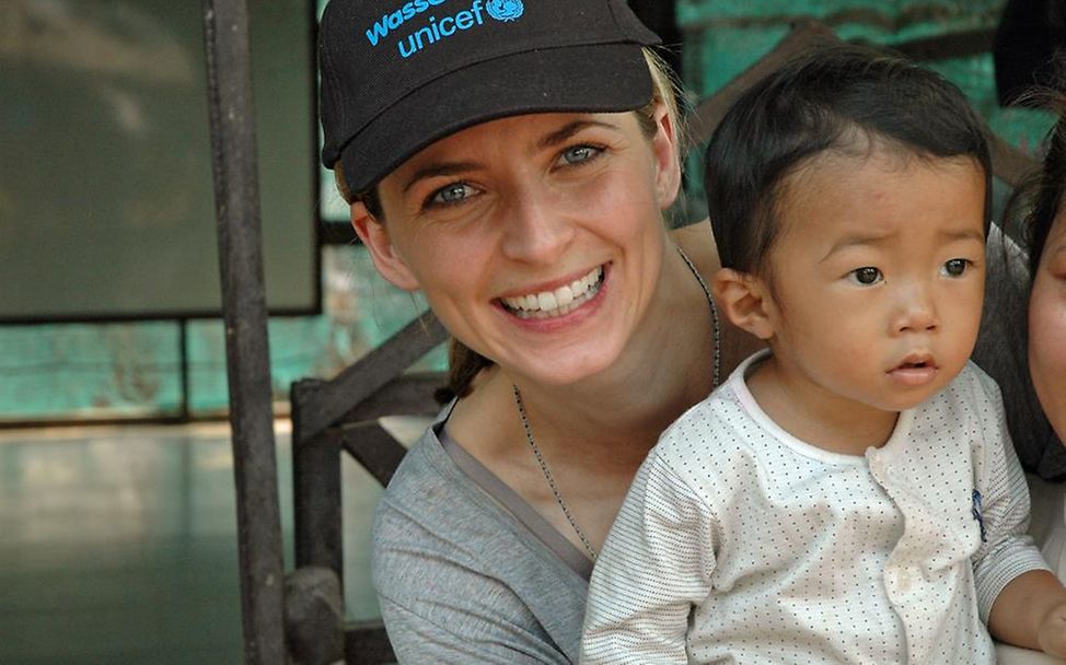 Wasser wirkt: UNICEF-Projektreise Eva Padberg Kambodscha 2013. | Foto: UNICEF/Claudia Berger.