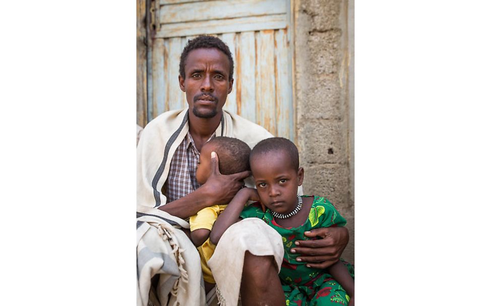 UNICEF-Innovationen: Vater aus Äthiopien mit seinen Töchtern
