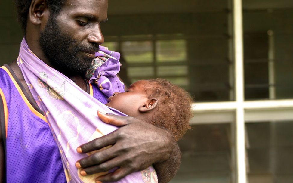 UNICEF Innovationen: Vater aus Papua Neu Guinea mit seinem Kind
