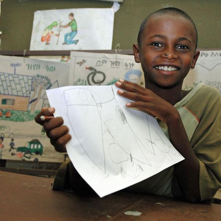 Straßenkinder in Äthiopien: Krudell beim Malen im Kinderzentrum.