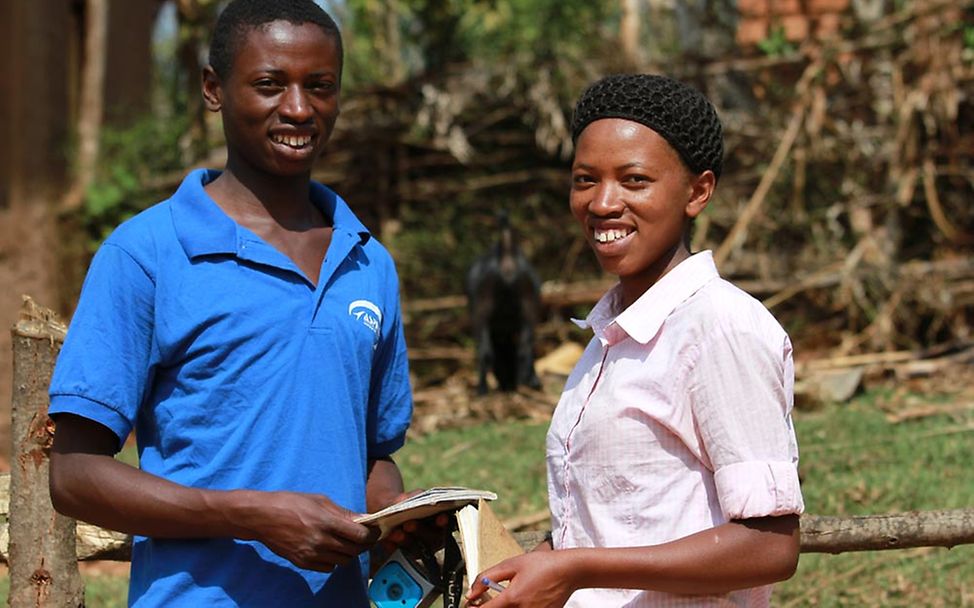 Burundi: Zwei Geschwister freuen sich über ihre neue LED-Lampe 
