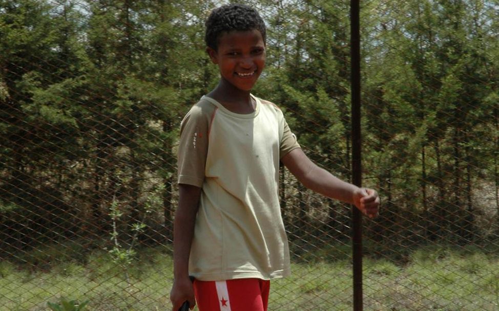Straßenkinder Äthiopien: Betty beim Tennisspielen. © UNICEF