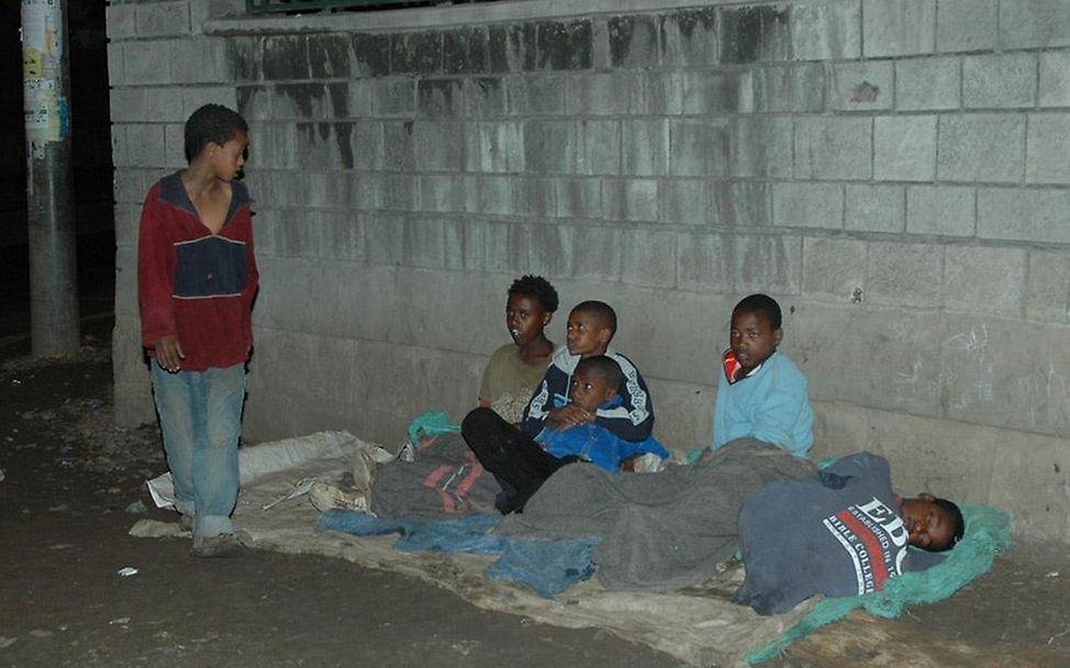 Straßenkinder Äthiopien: Das "Zuhause" der Kinder liegt oft an einer Straßenecke. © UNICEF/Bücker.