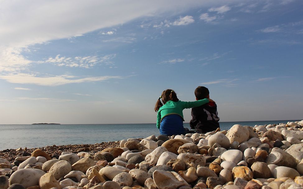 Syrien: Alaa und ihr Bruder sitzen am Meer