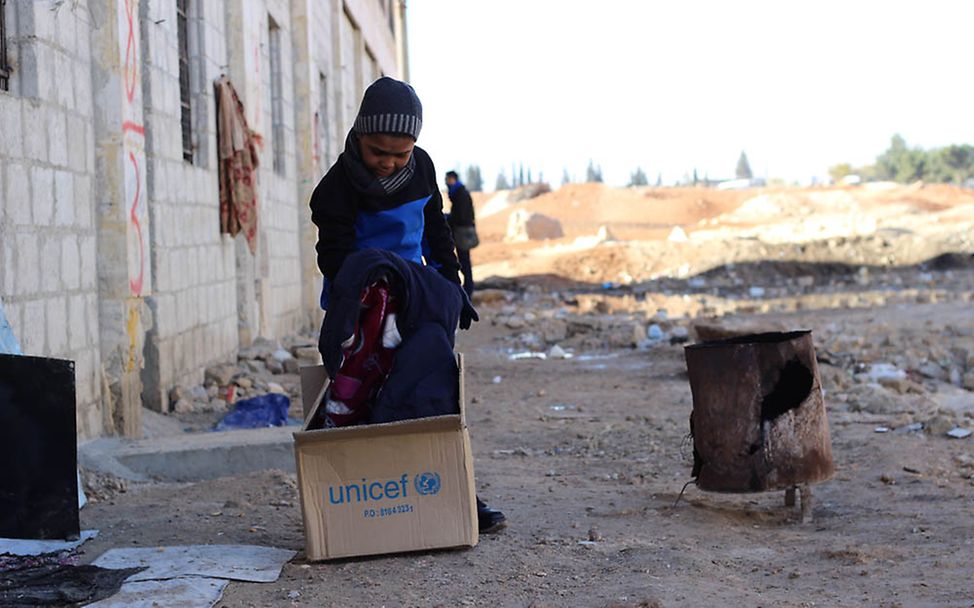 Syrien: Etwa 6.200 Menschen befinden sich nun in einem kargen ehemaligen Warenlager in Jibreen.