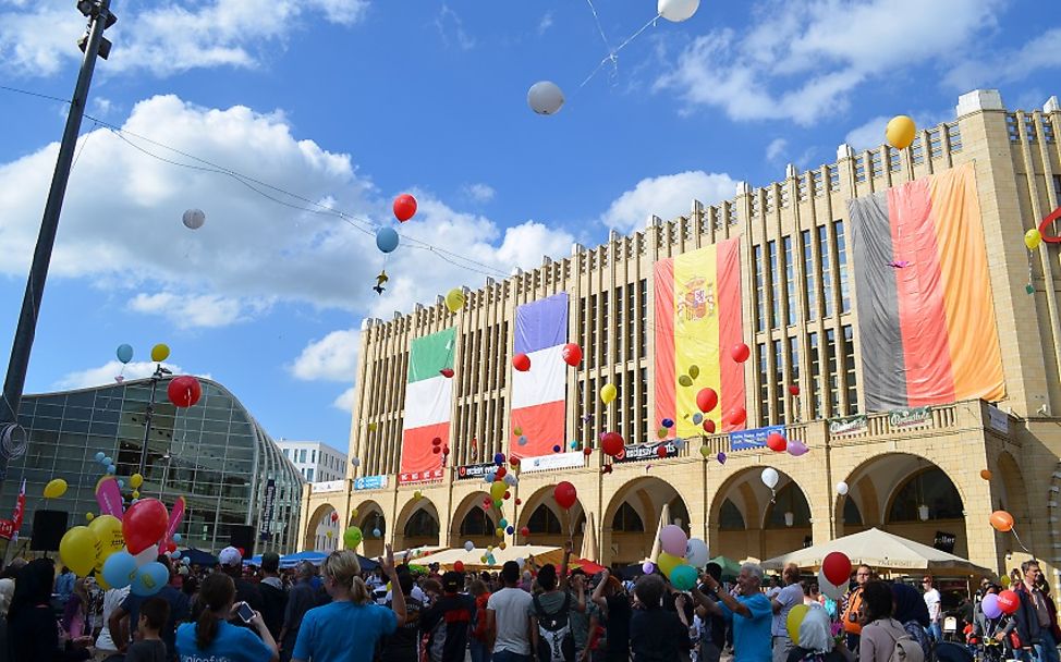 Ballons mit Zettelbotschaften werden steigen gelassen