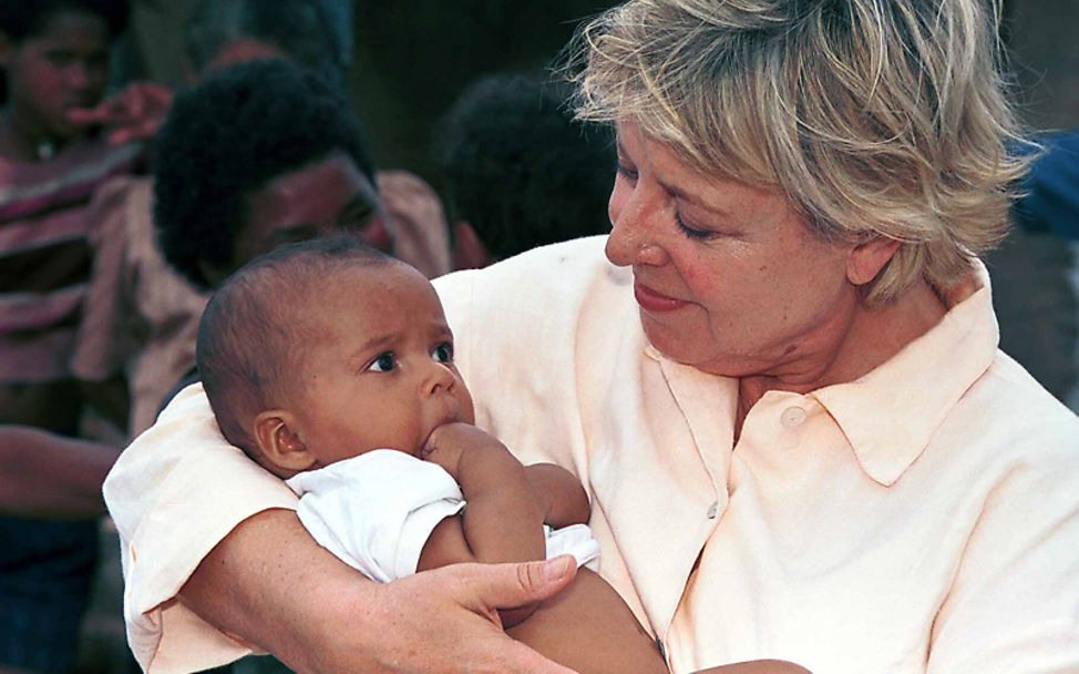 Marie-Luise Marjan hält ein kleines Baby in Brasilien
