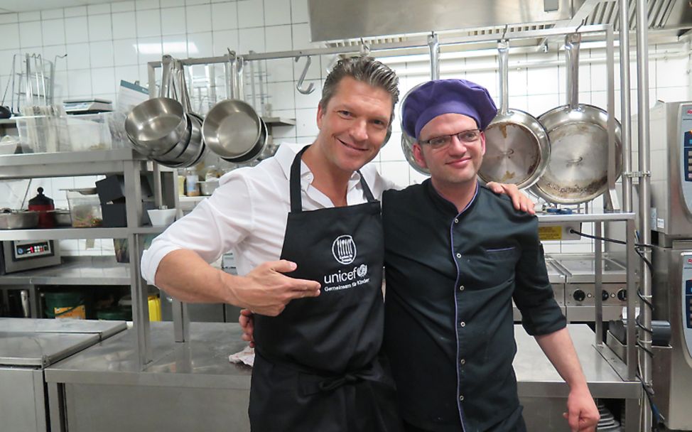 Hardy Krüger Jr mit UNICEF Kochschürze