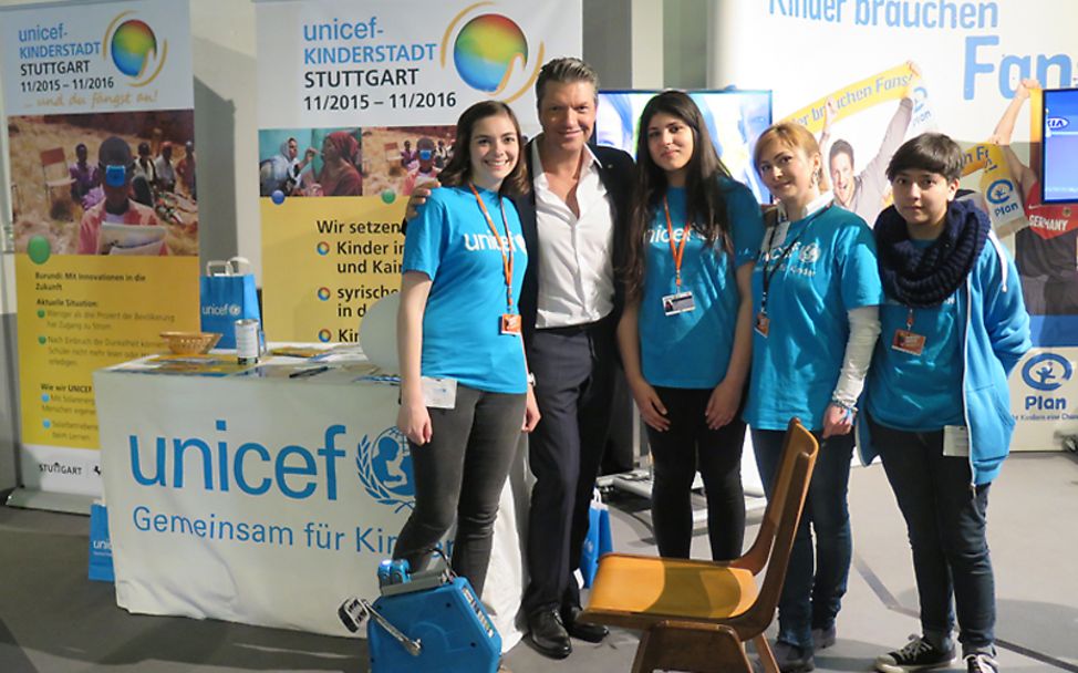 Hardy Krüger Jr. mit UNICEF Mitarbeitern in Stuttgart