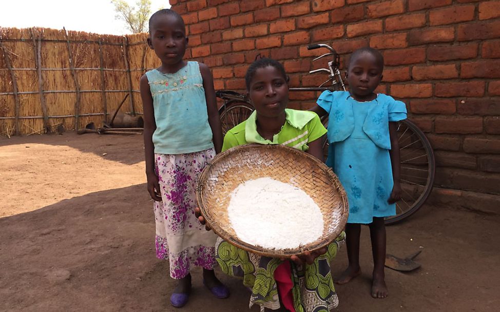 Malawi: Patricia zeigt eine Schüssel mit dem restlichen Maismehl aus ihrem Vorrat